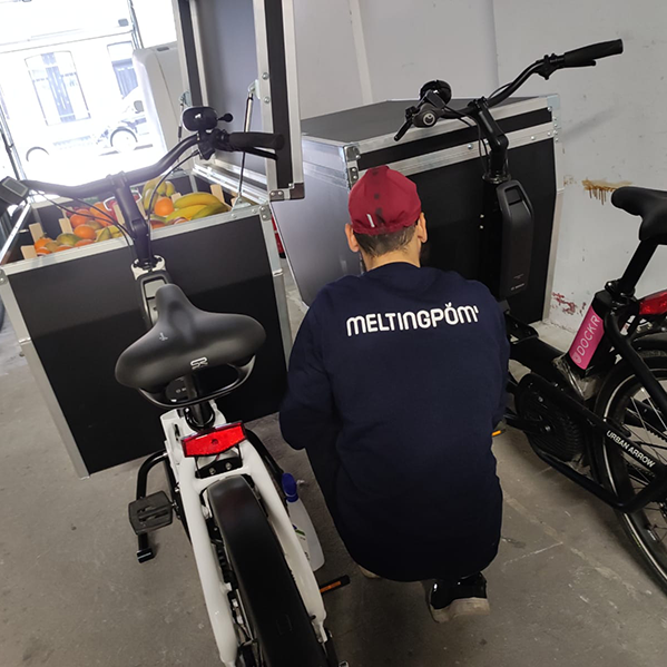 Vélo cargo chargé de fruits et prêts pour la livraison