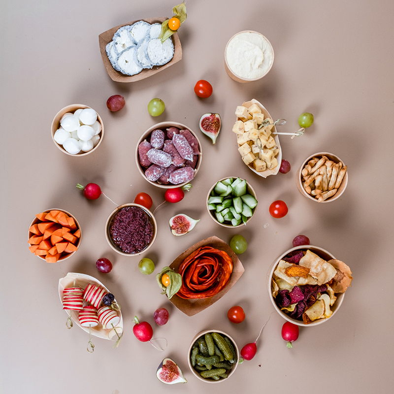 Table pleine de snacks aperitifs pour les évènement au travail