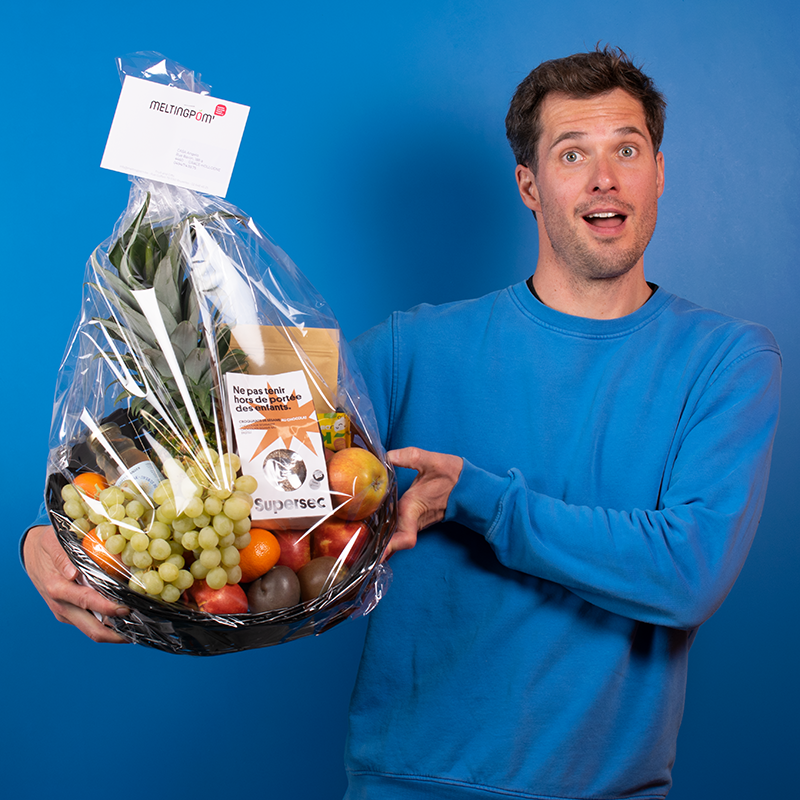 panier cadeau plein de fruits et de snacks à offrir